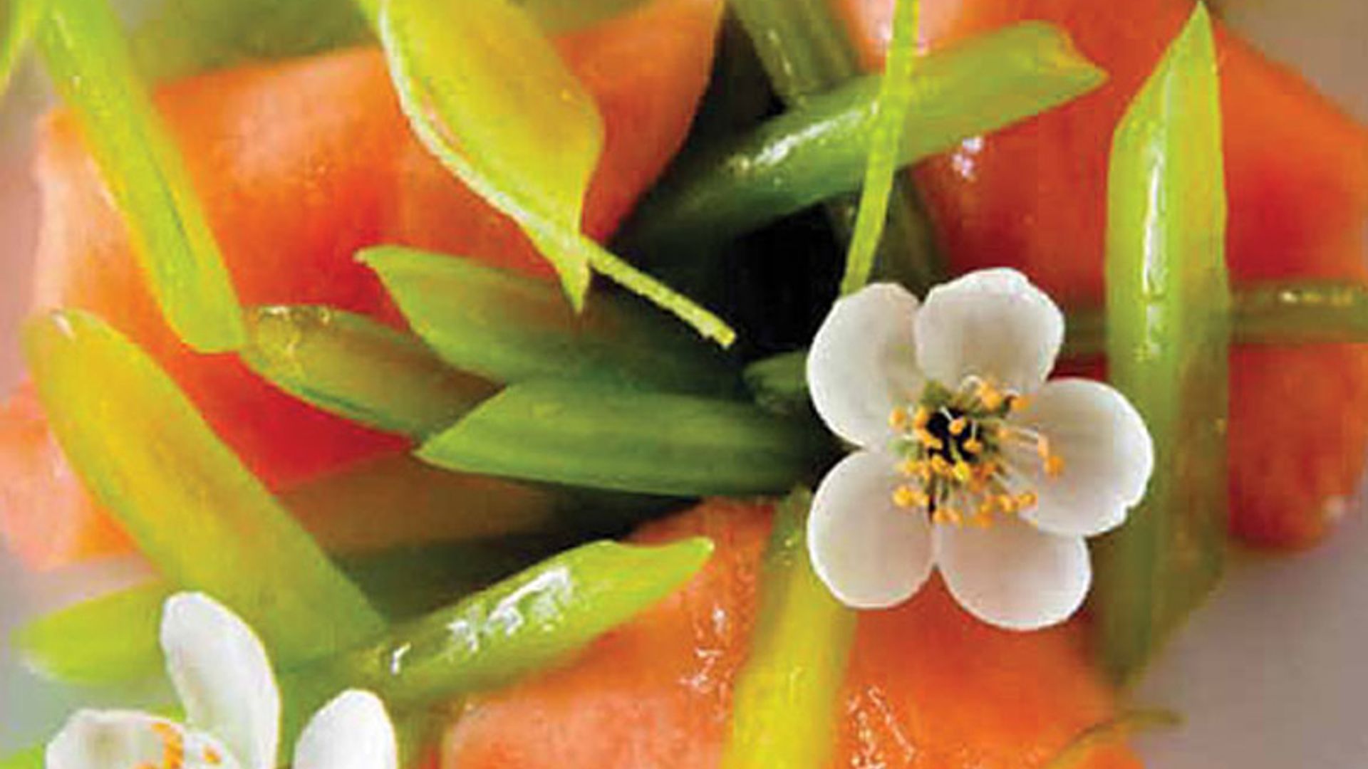 Jardín de borrajas con dados de salmón al ajo