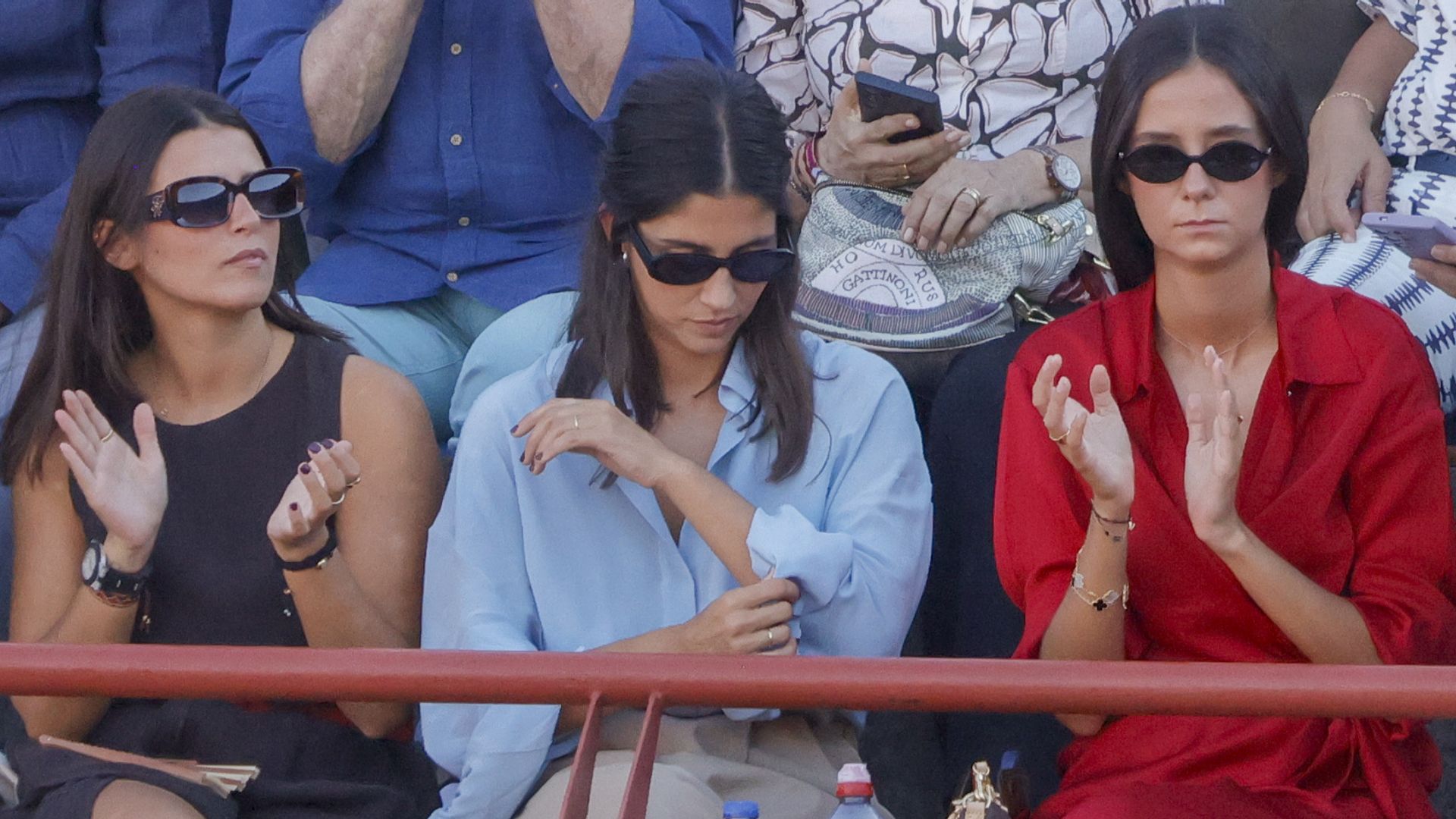 Victoria Federica y María García de Jaime acompañan a Tana Rivera viendo a Roca Rey
