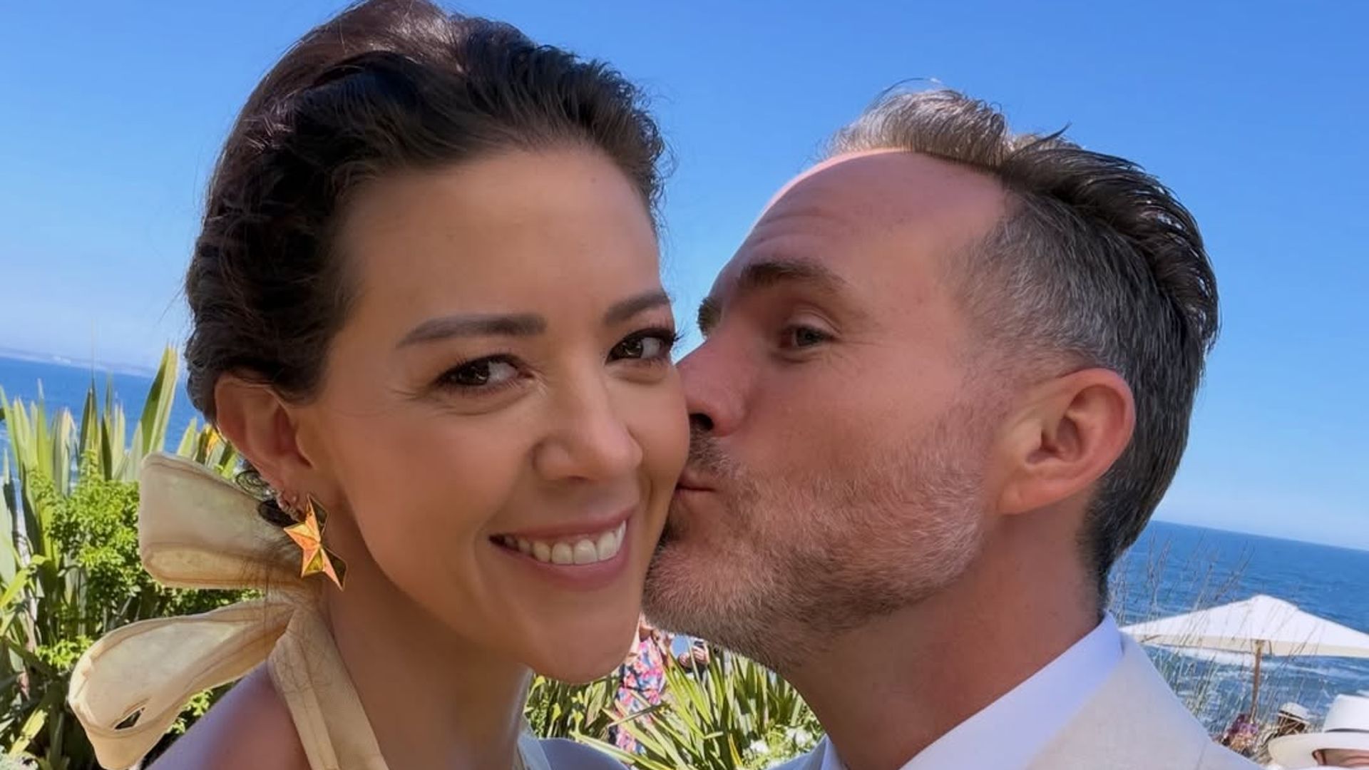 Fernanda Castillo y Erik Hayser en una visita a Chile