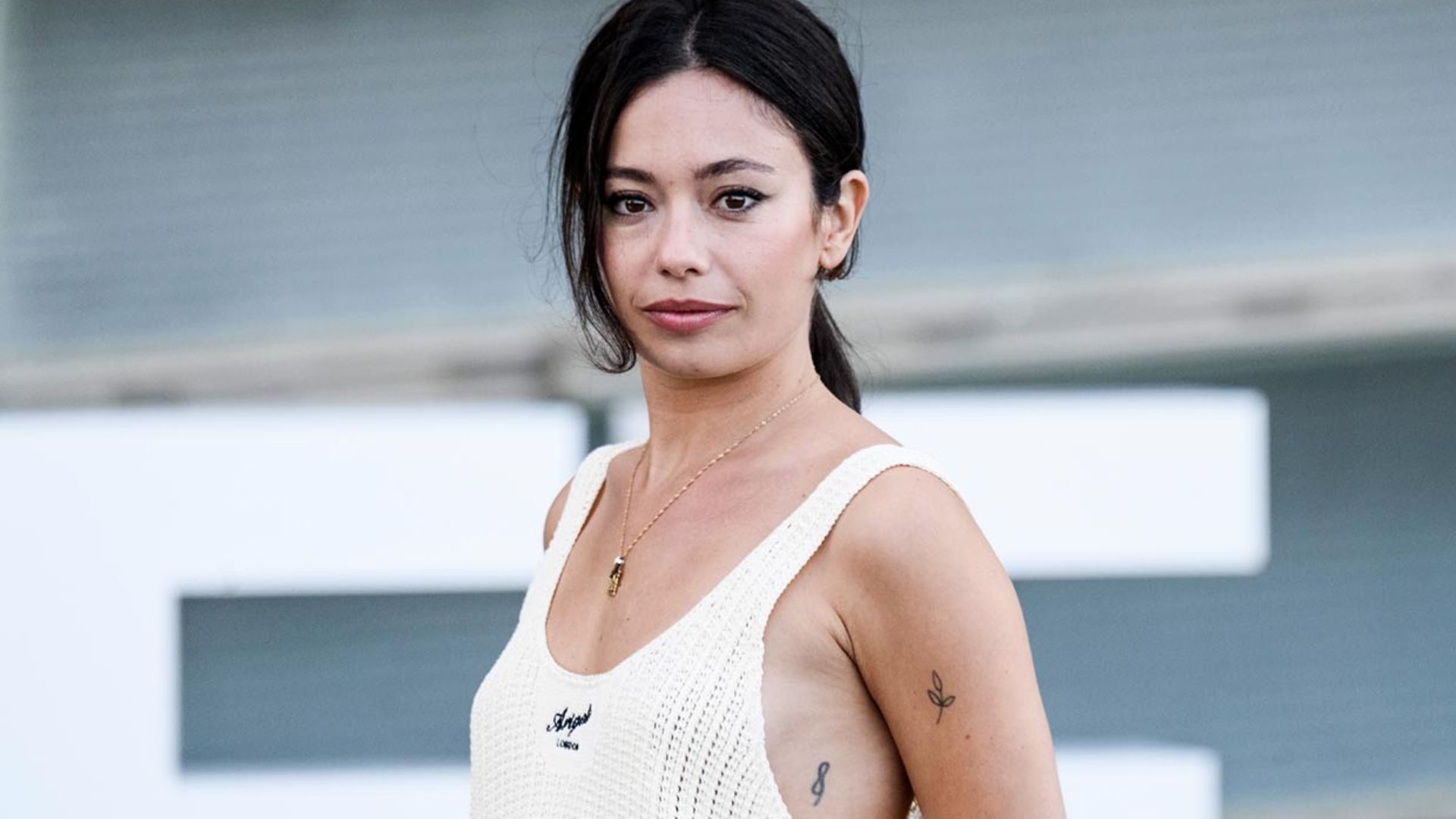 En zapatillas o taconazos, las actrices nos conquistan con sus looks de día en San Sebastián
