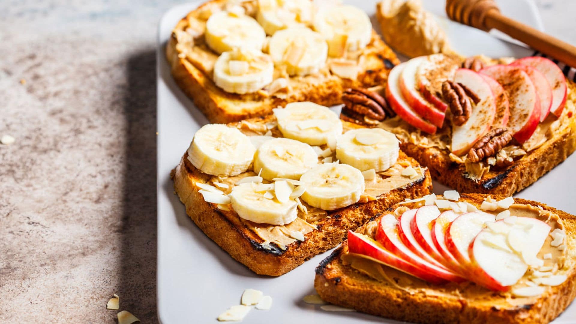 Tostadas de crema de cacahuete y fruta