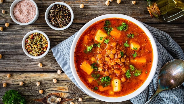 Guiso de garbanzos, vegetales y especias
