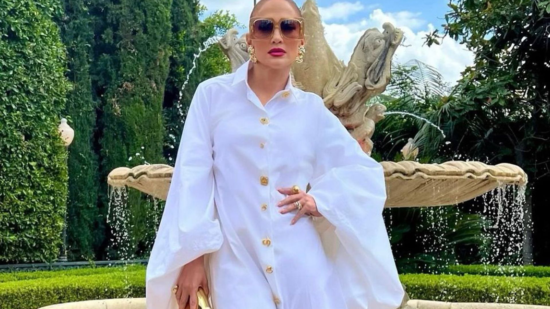 La camisa XL de 5.000 euros que Jennifer Lopez lleva como vestido con zapatos de plataforma