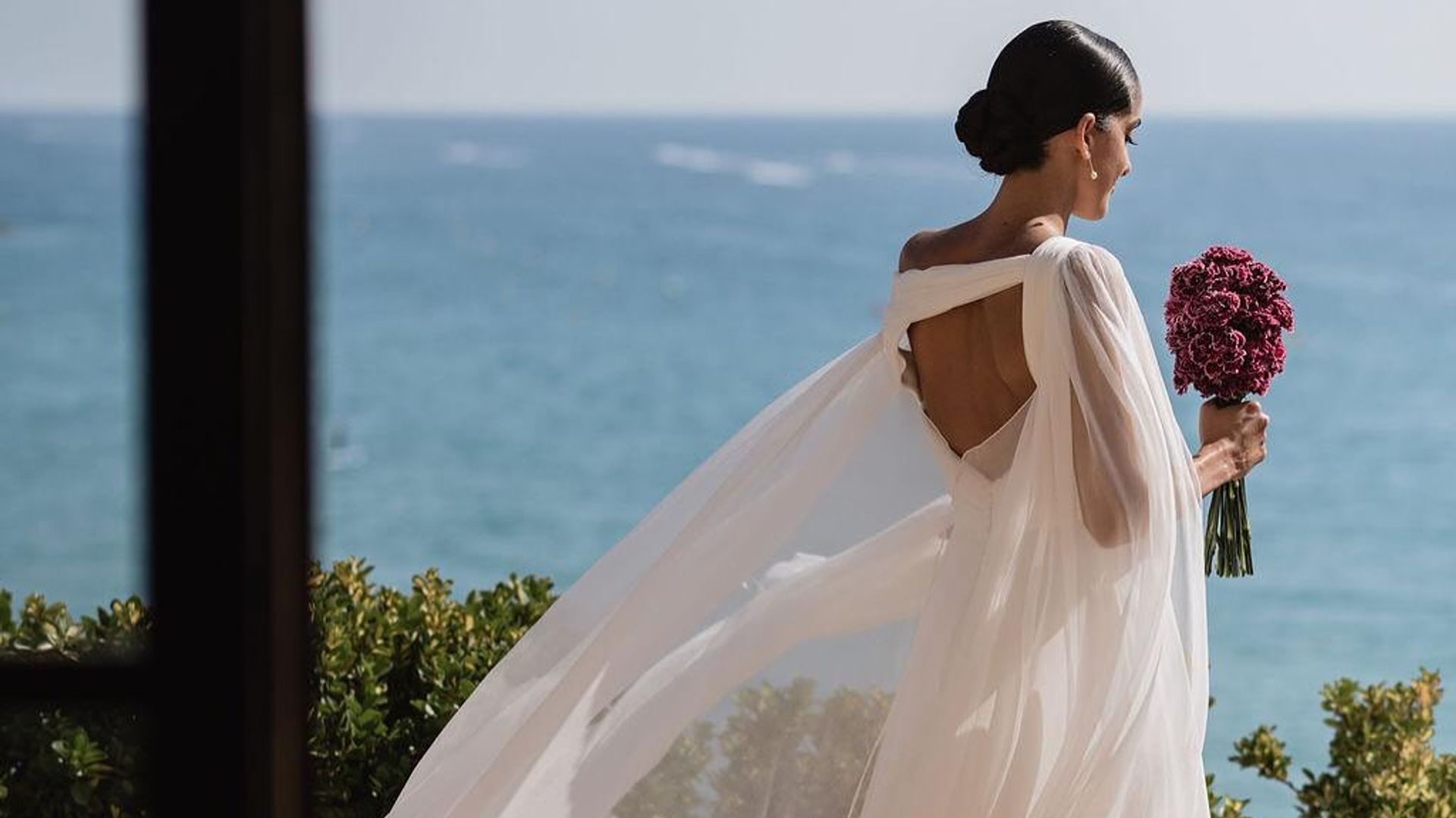 Cuando la espalda lo es todo: escotes, capas y detalles que marcan la diferencia en los vestidos de novia