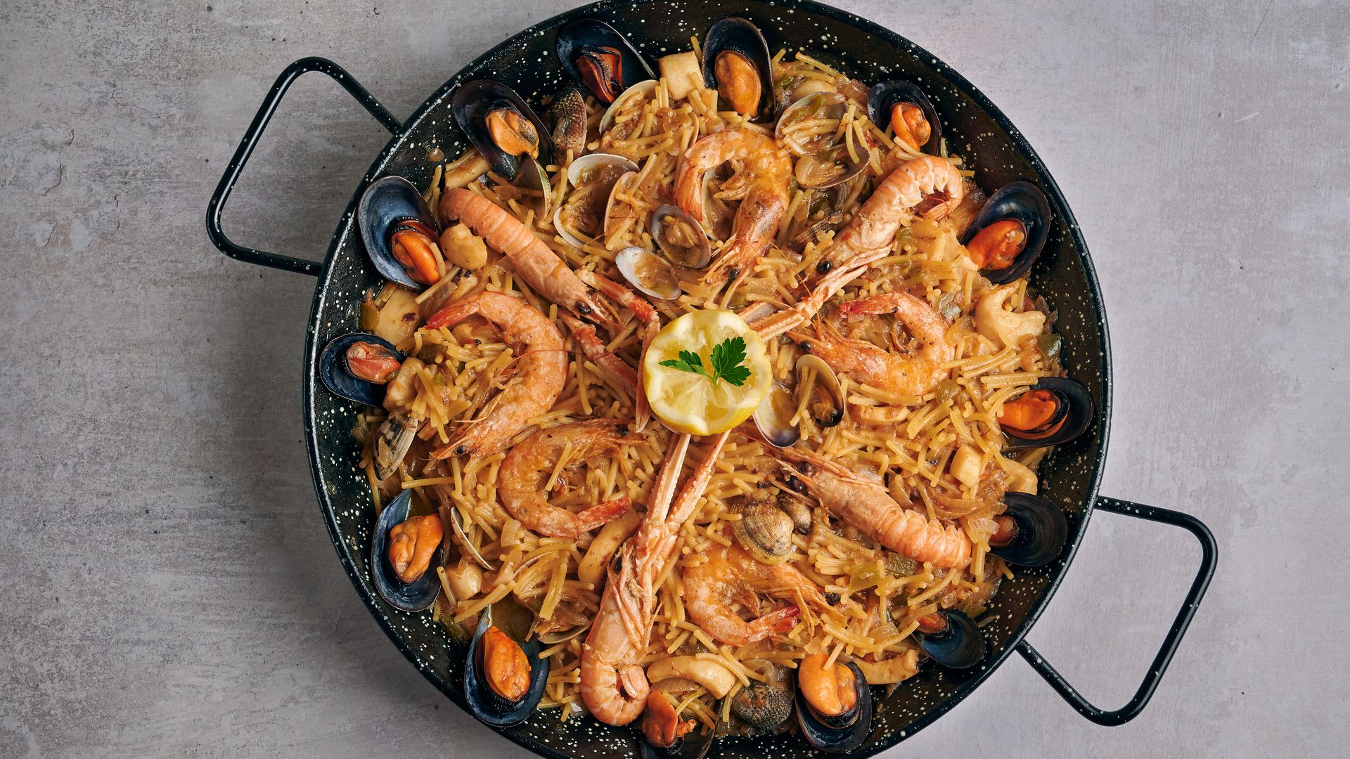 Fideuá de marisco en menos de 25 minutos: receta fácil y rápida