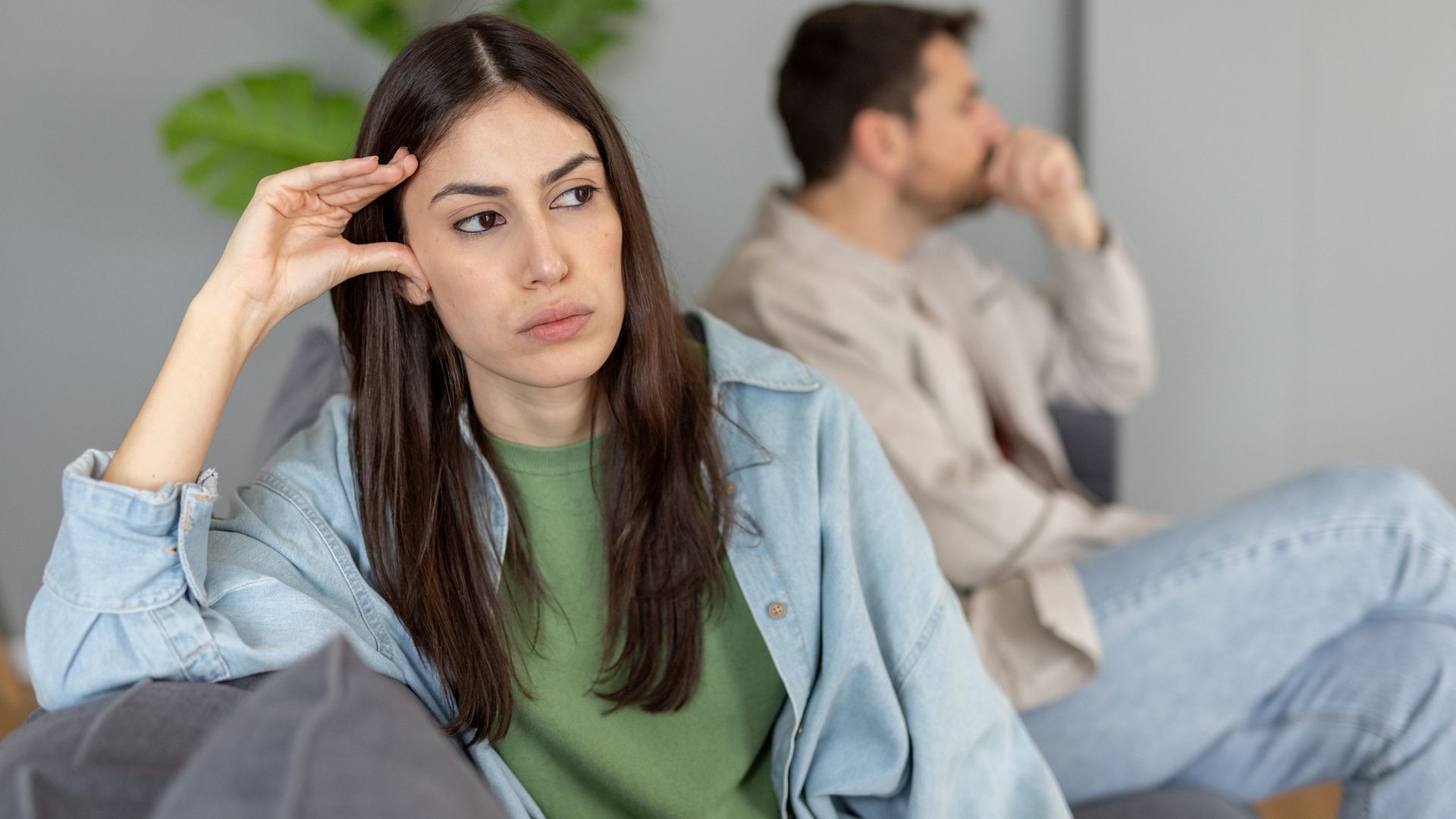 La clave de la psicología para saber si eres una persona celosa: "Evalúa si sufres o te sientes insegura cuando tu pareja pasa tiempo con otros"