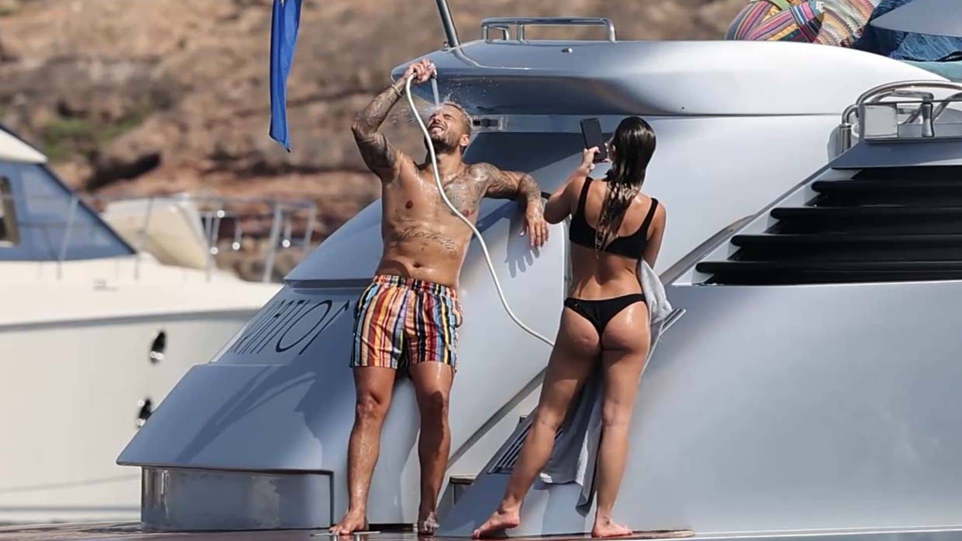 Los detalles de las vacaciones de Maluma en Formentera, en un barco de lujo con la mejor fotógrafa