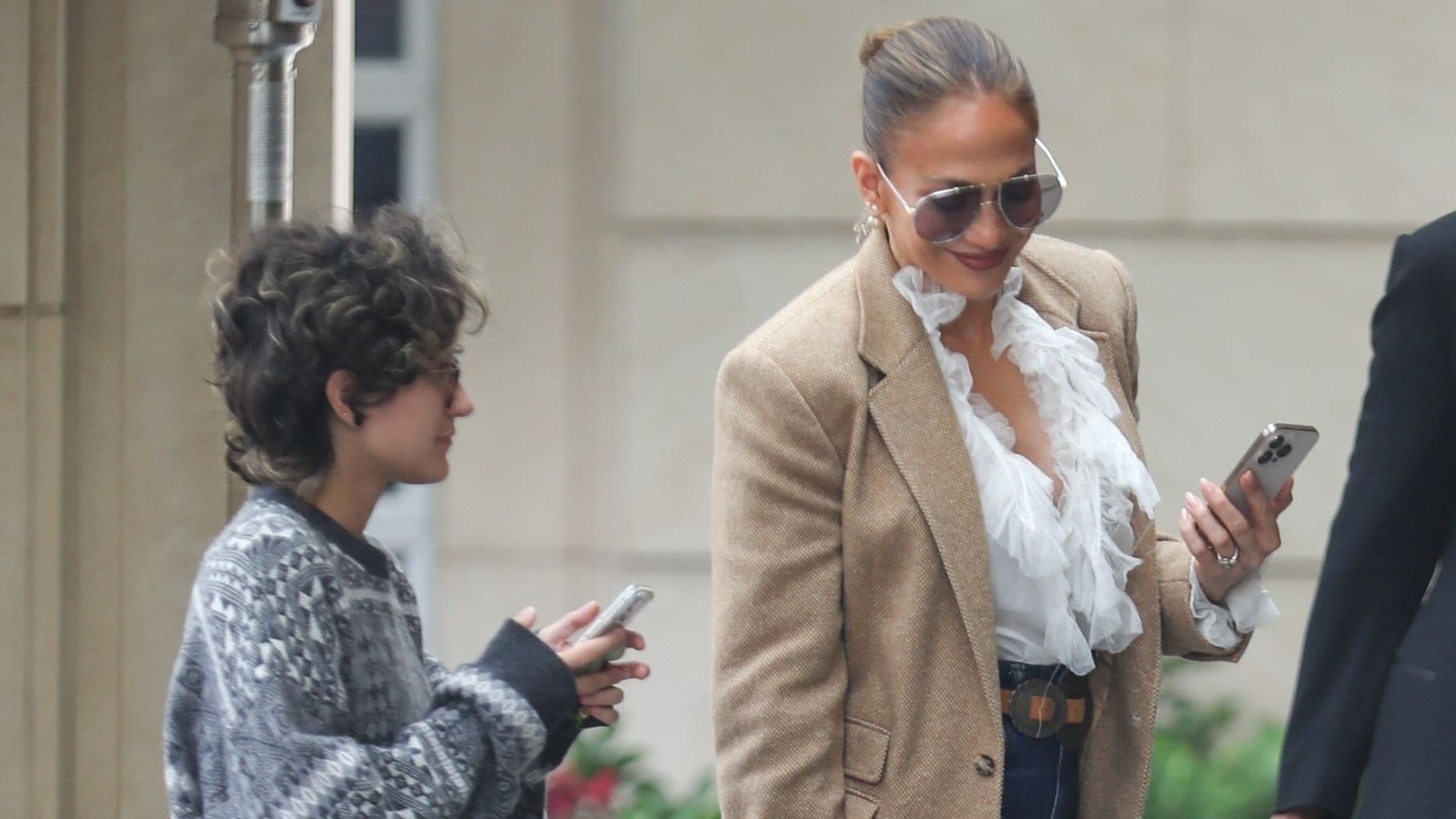 Jennifer Lopez disfrutó de un almuerzo con su hija Emme en Beverly Hills.