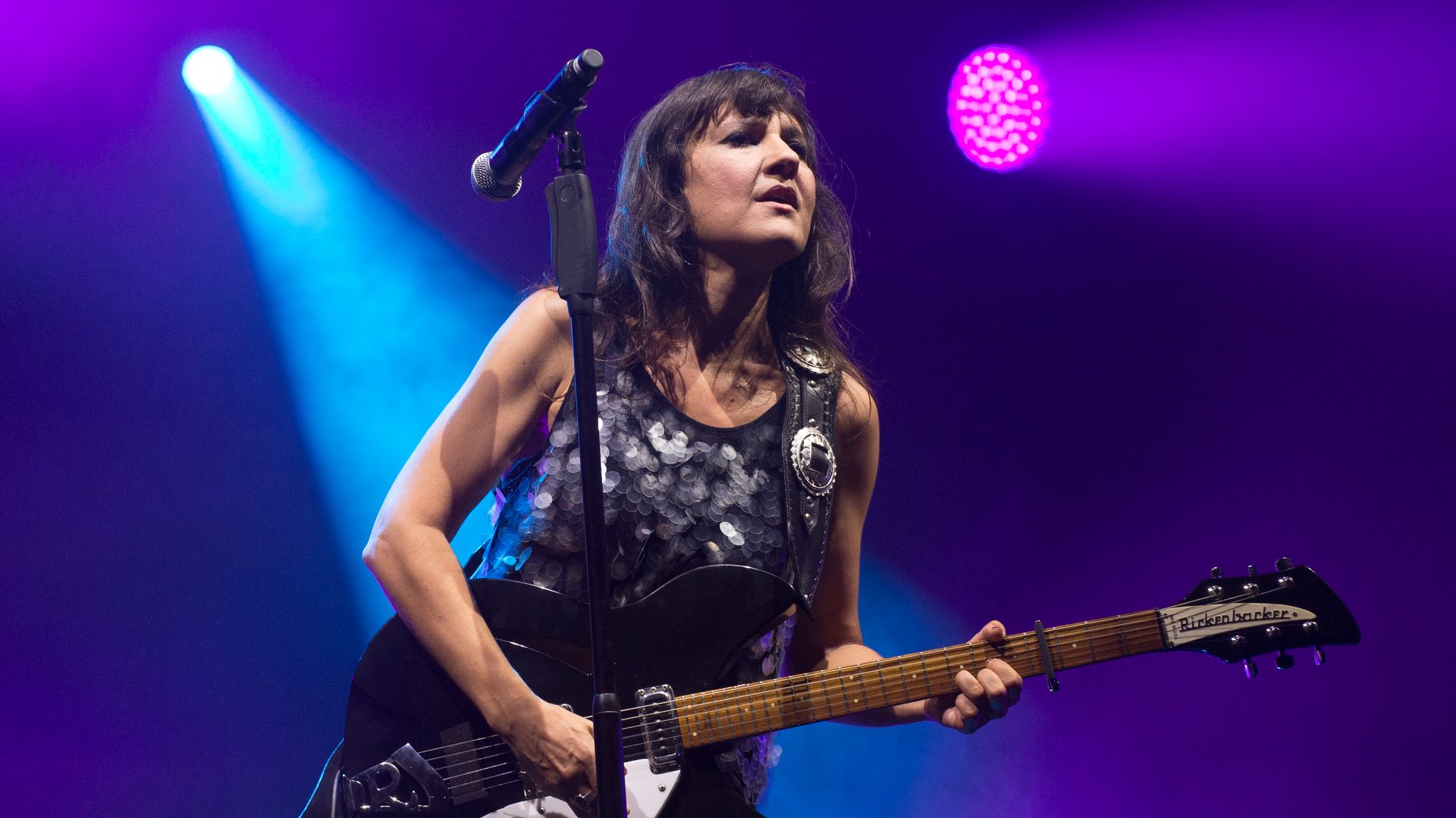 Eva Amaral, del grupo Amaral, actúa en el escenario del Poble Espanyol el 6 de julio de 2017 en Barcelona, España.