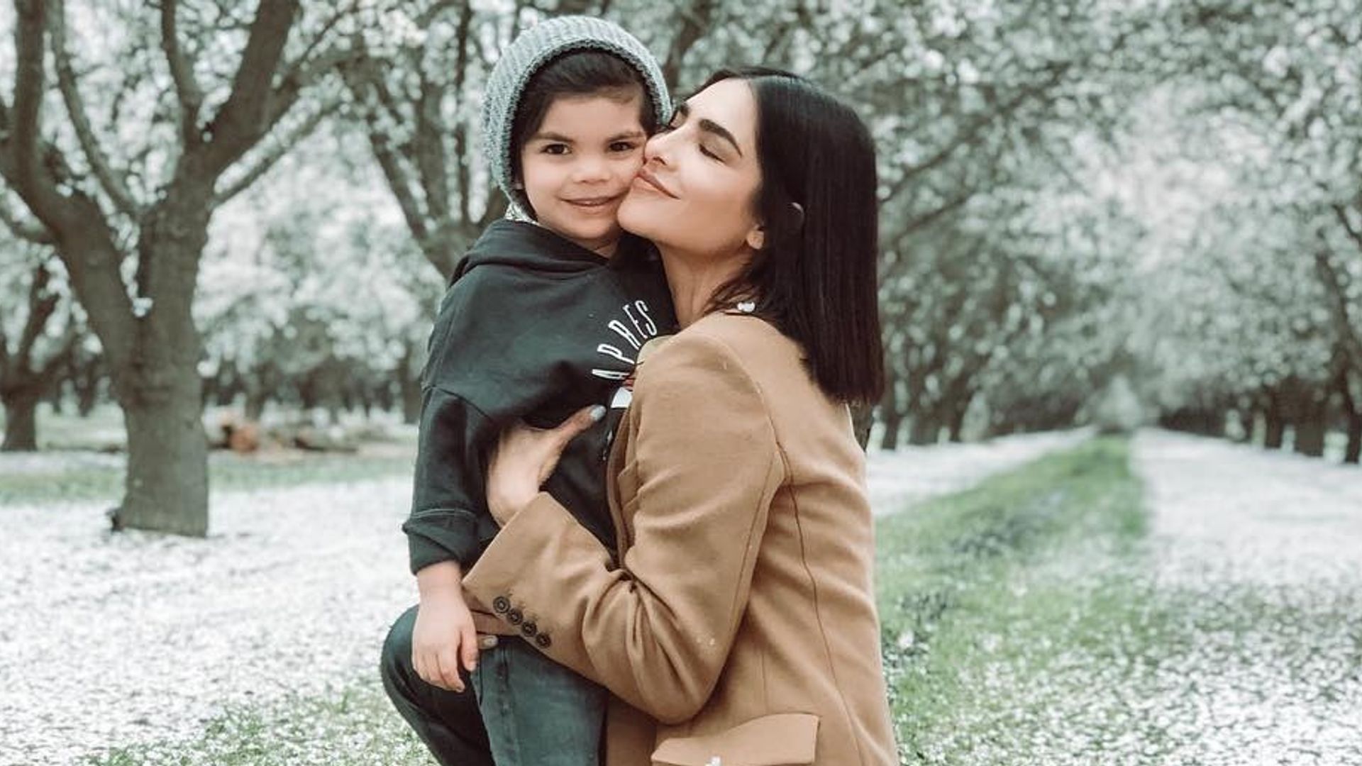Alejandra Espinoza dedicó una serenata a sus fans en voz de su hijo y al ritmo de 'El Chavo del 8'