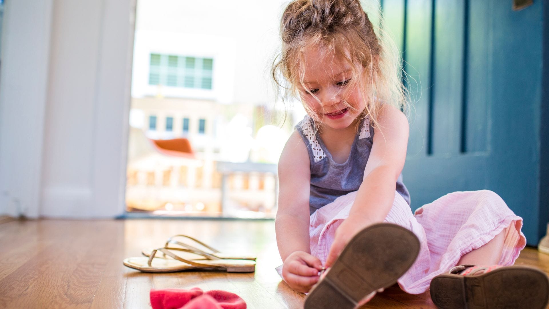 Niña se pone los zapatos