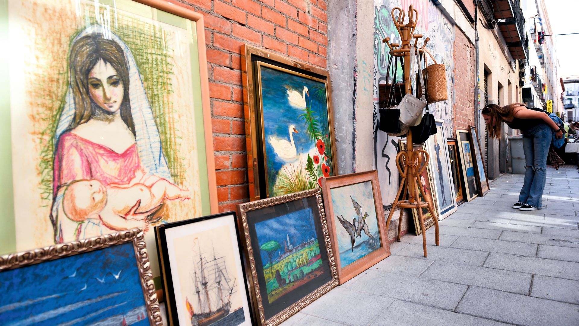 Cuadros a la venta en las calles de El Rastro, Madrid