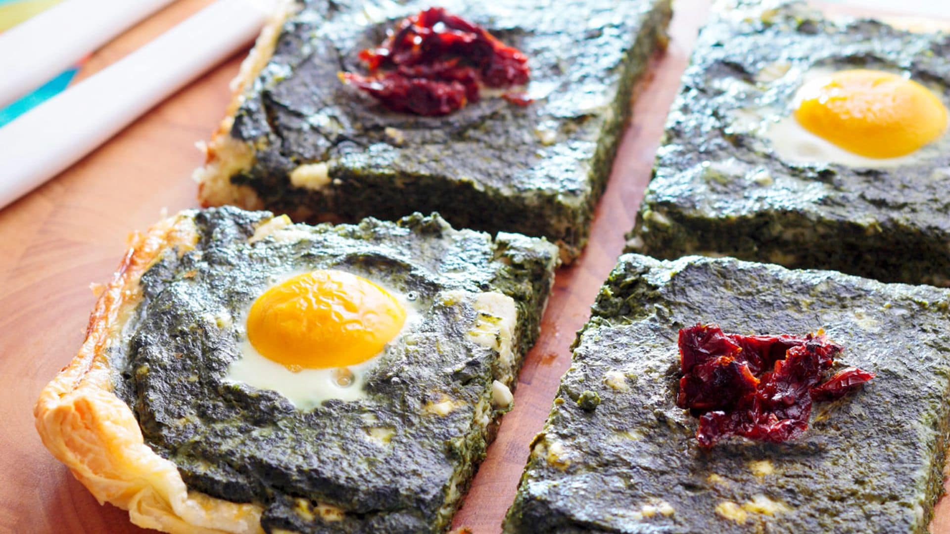 Hojaldre de espinacas con huevo y tomates secos