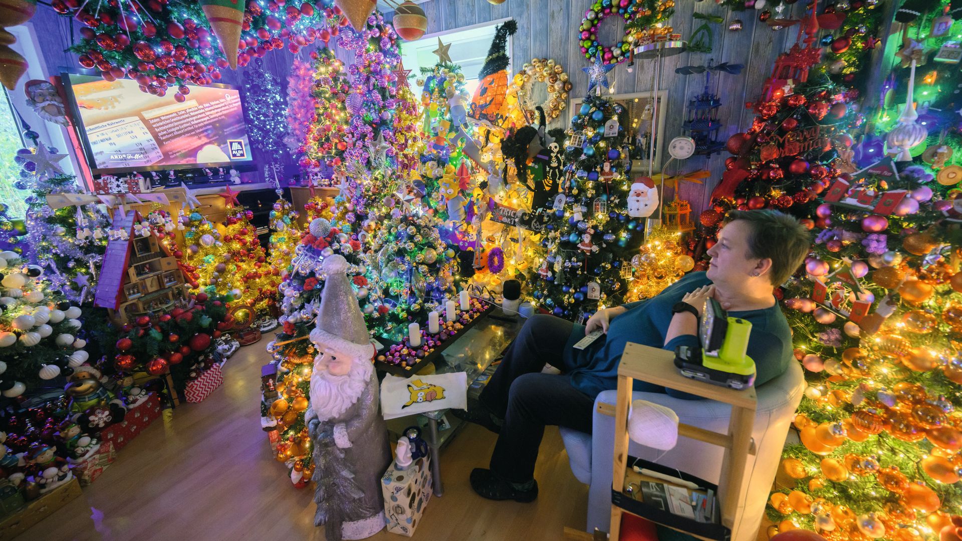 De la casa de los seiscientos abetos al tren de la navidad: las maneras más peculiares de iluminar estas fechas