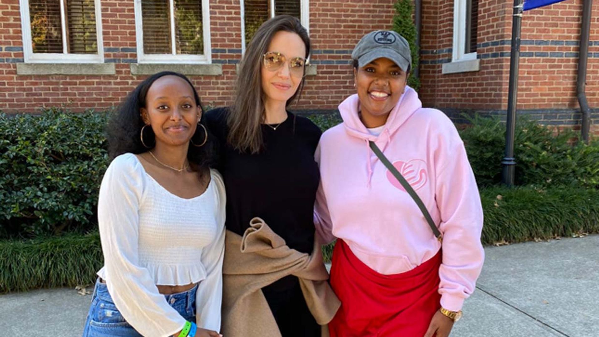 Angelina Jolie visita a su hija Zahara en la universidad causando furor entre el alumnado