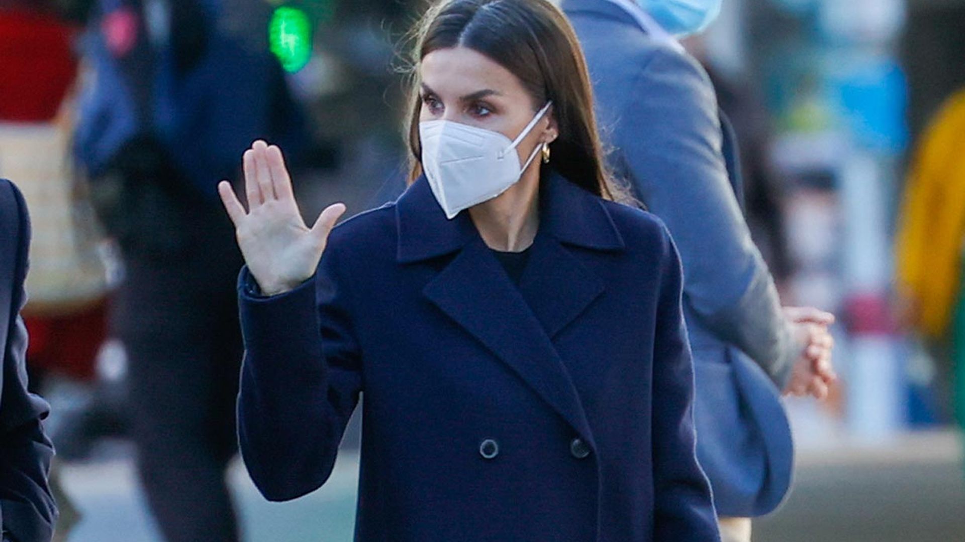 Doña Letizia cambia de estrategia con un nuevo abrigo 'oversize'
