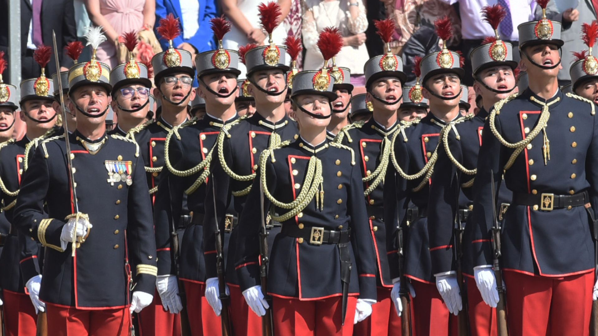 Los dos himnos que la princesa Leonor ha cantado junto a sus compañeros cadetes en la jura de bandera