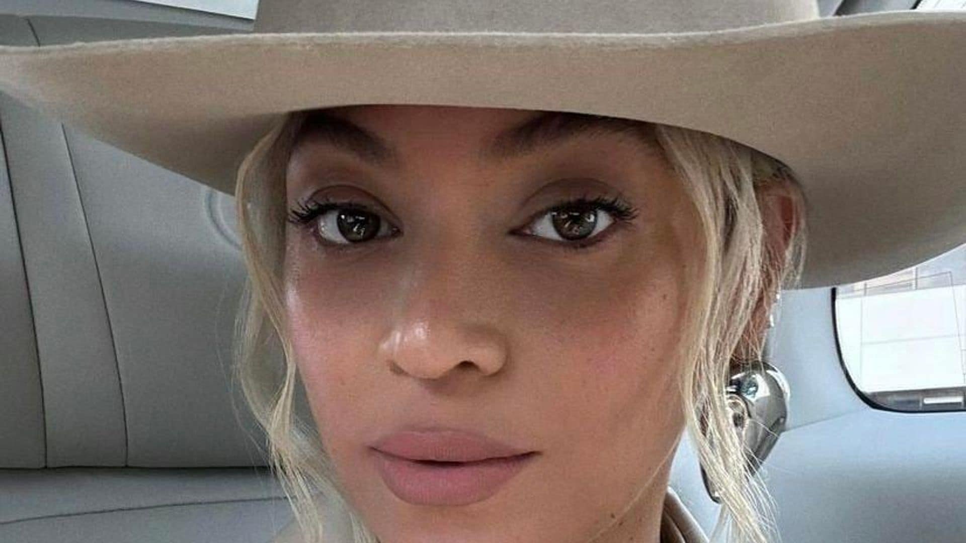 Beyoncé lleva su estética ‘cowboy’ a Japón en un ‘look’ monocromático