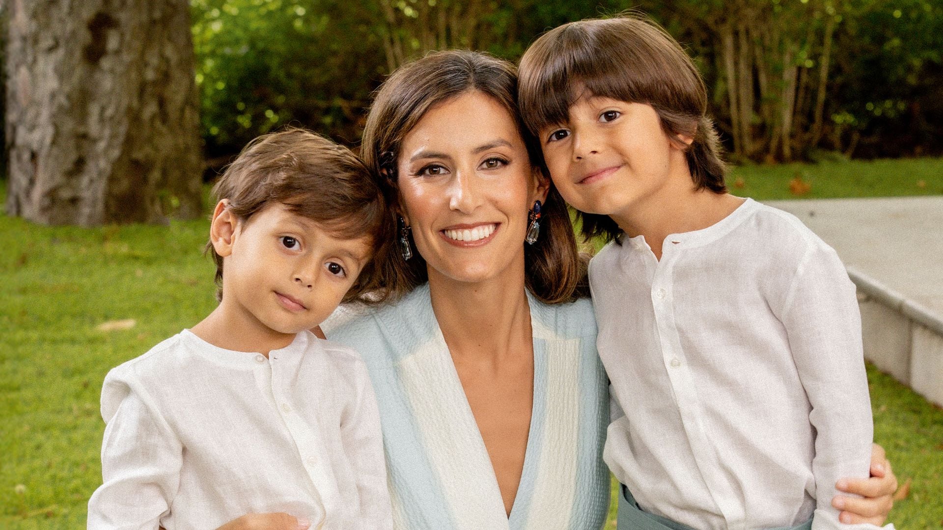 EXCLUSIVA. La innovación de Ana Boyer, una mamá de bautizo con vestido acuarela y calzado español