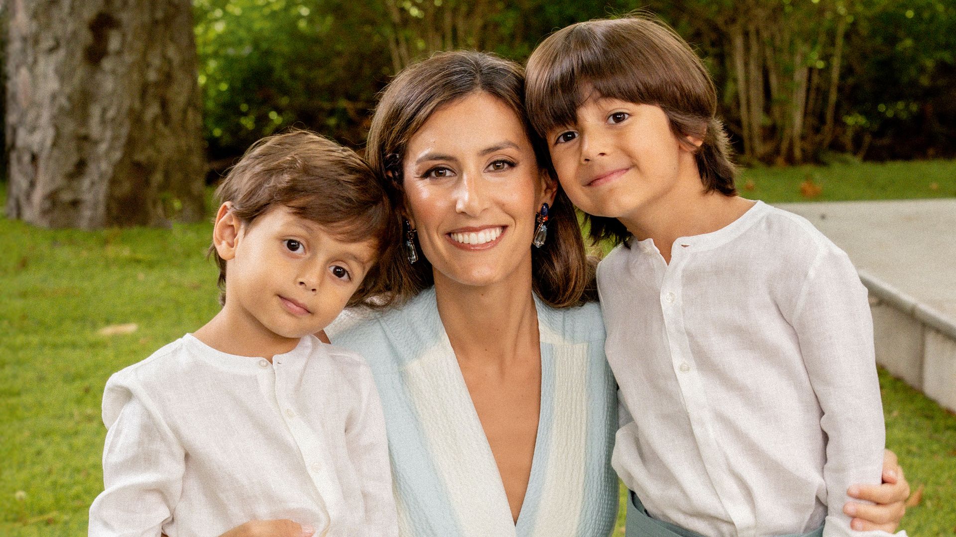 La innovación de Ana Boyer, en el bautizo de su hijo Martín: vestido acuarela y calzado español