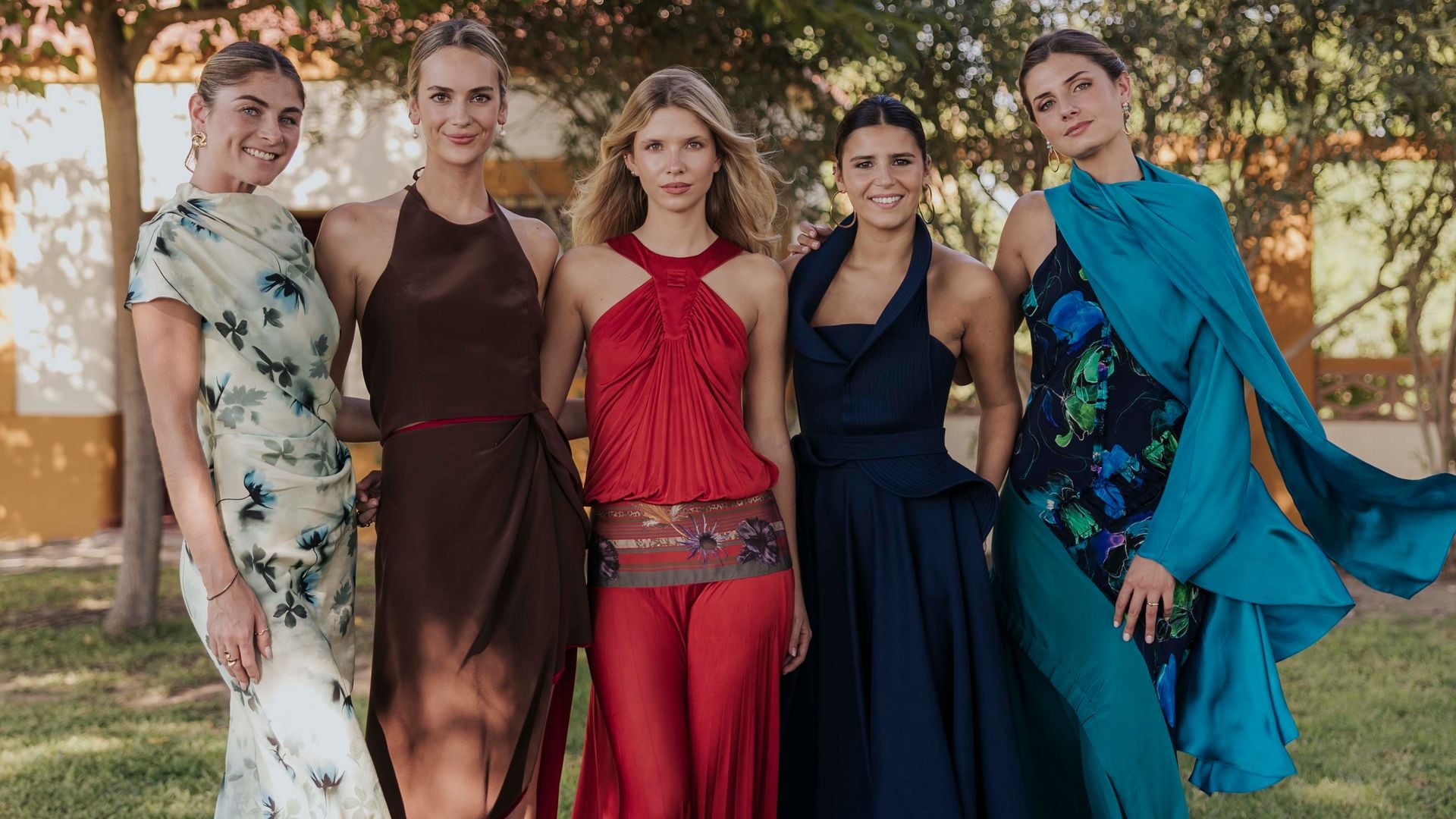 De izquierda a derecha, Paige Harris, novia de Luis Martínez de Irujo —hijo del duque de Arjona—; Gala Houlihan, y la "influencer" Katia Gutiérrez-Colomer (ambas amigas de la hija de Cayetano); Tana Rivera y la hija del novio, Amina