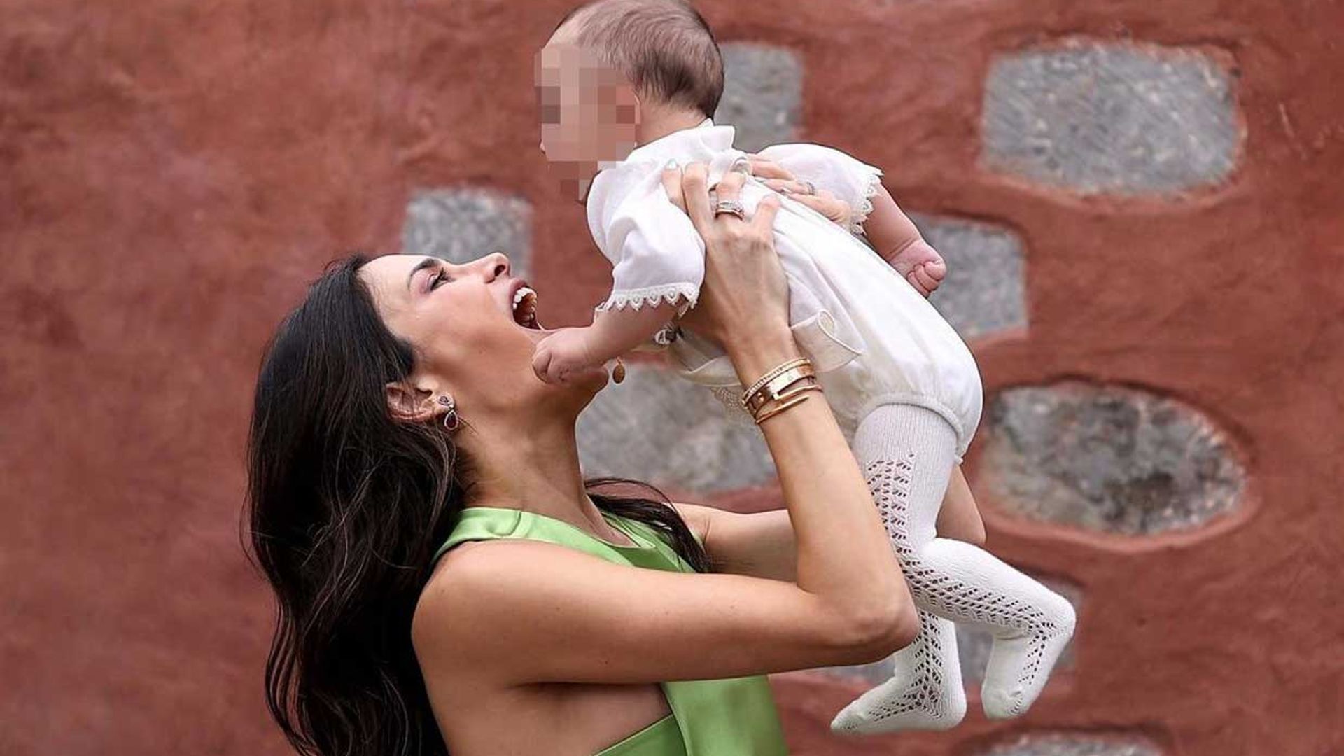 La gran sorpresa que recibe Carla Barber en el bautizo de su hijo Bastian