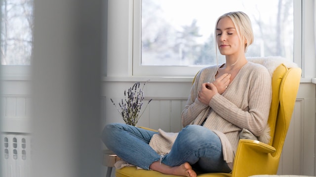 mujer meditando en casa
