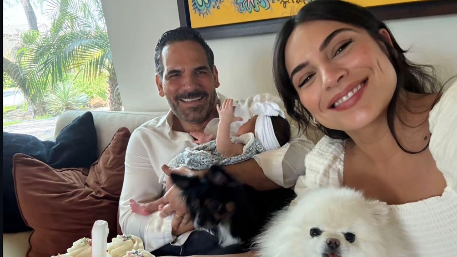 Ana Brenda Contreras celebra el primer mes de su hija Aria con un posado familiar