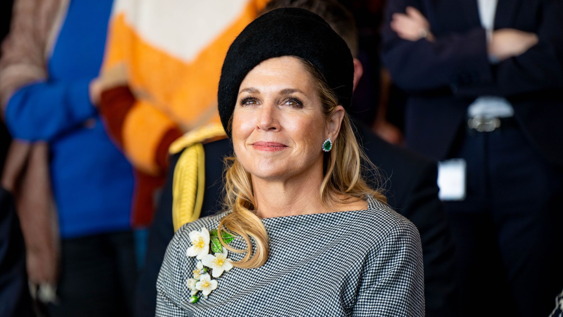 La original colección de broches de Máxima de Holanda: de los insectos a las flores españolas que ha reciclado en Texel