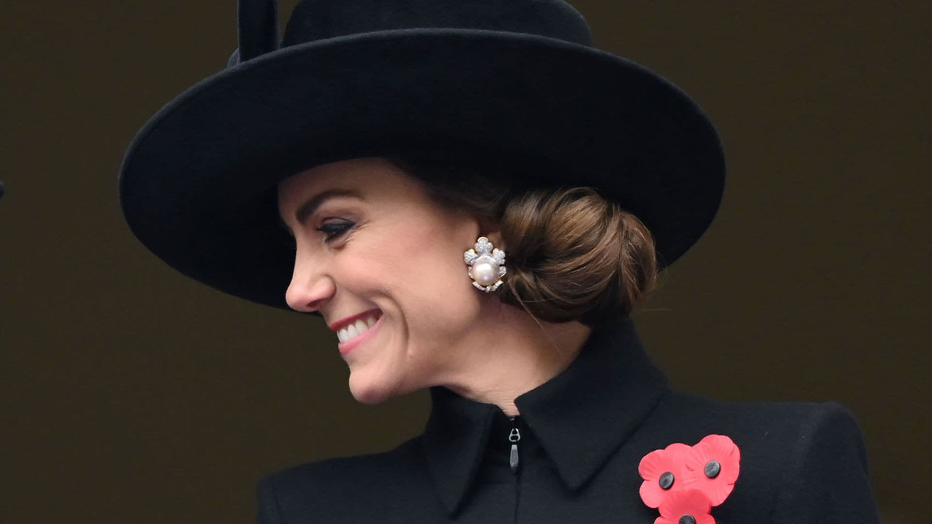 La princesa de Gales combina su pamela de invitada con el peinado favorito de las 'royals' en Inglaterra