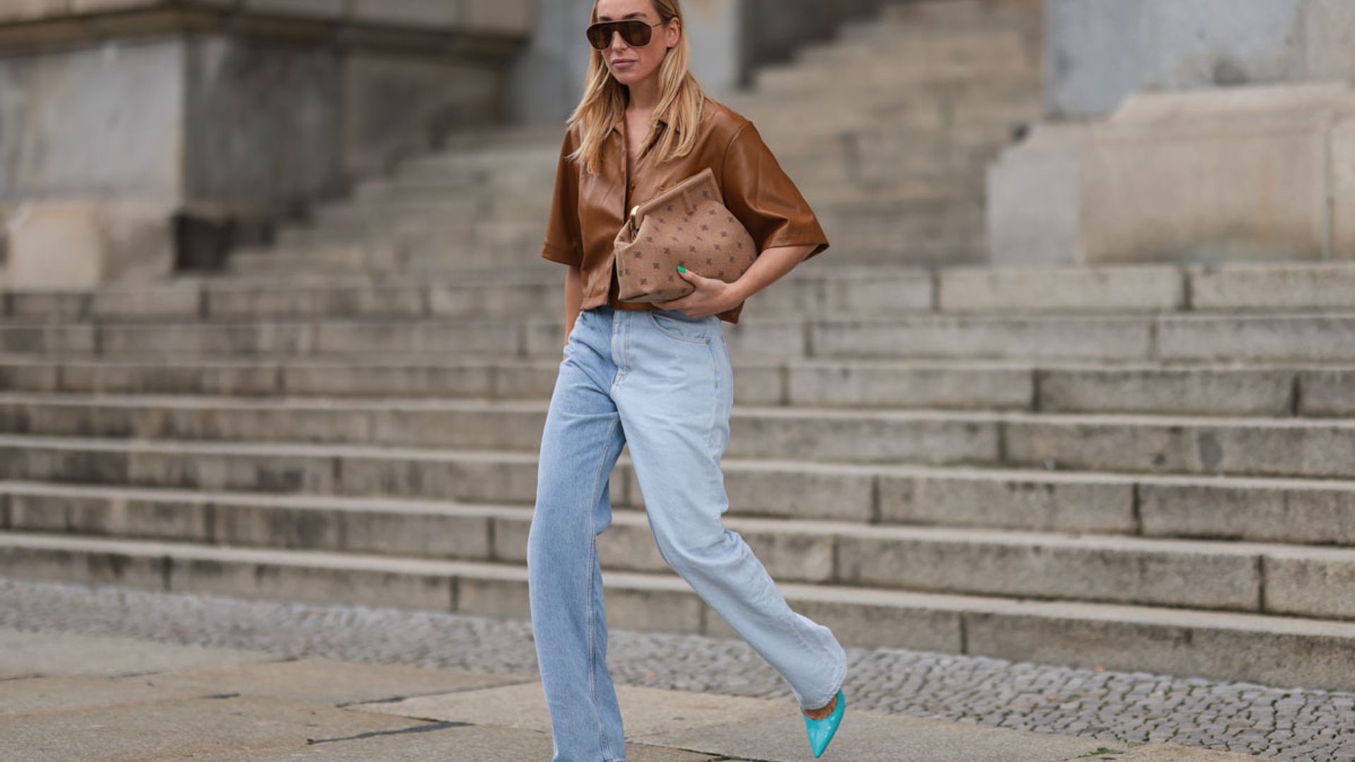Sorprender con un look con vaqueros es posible (si los combinas así)