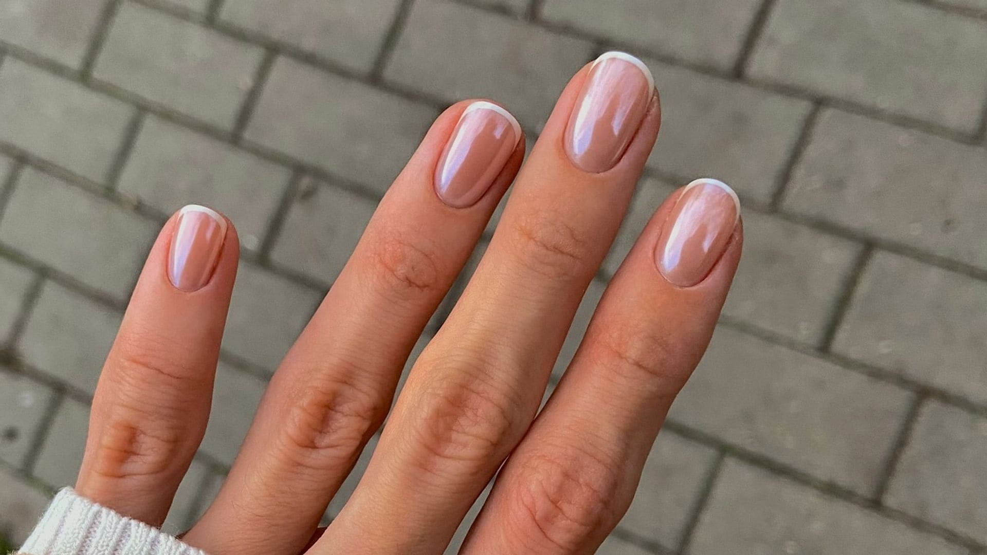 Los 15 diseños de manicura francesa para Navidad más especiales y sofisticados