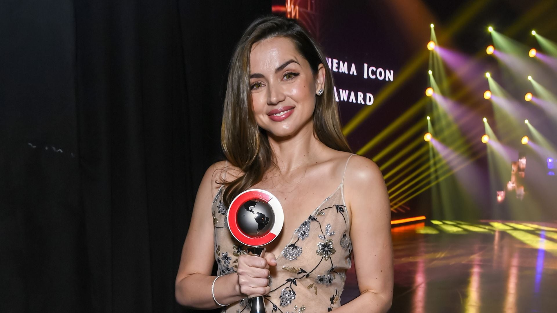 Así consigue Ana de Armas que un vestido 'nude' resalte la piel sin hacerla parecer pálida