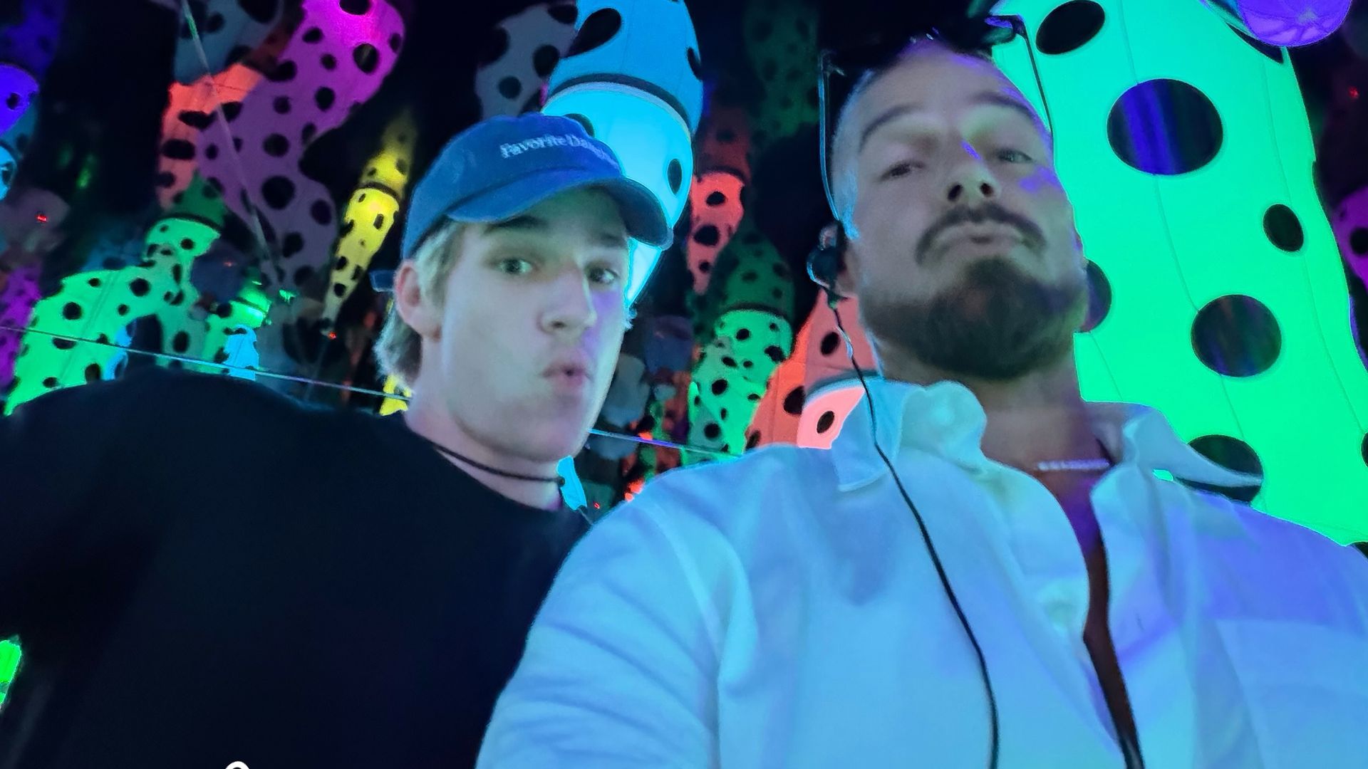 Ricky Martin y su hijo Matteo en la exposición de Yayoi Kusama en el Almaty Museum of Arts.