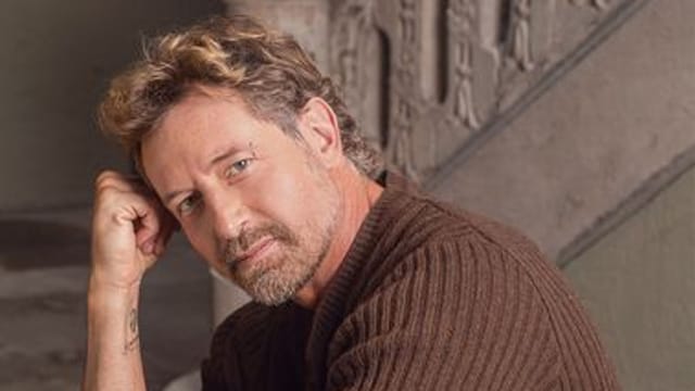 Gabriel Soto es uno de los referentes actorales más icónicos del país. Junto a esta imagen, posa con un suéter de punto en color marrón y un pantalón beige. Todo de Zara. Fotografía: Diego Fierce | Estilismo: Dante Albertti 
