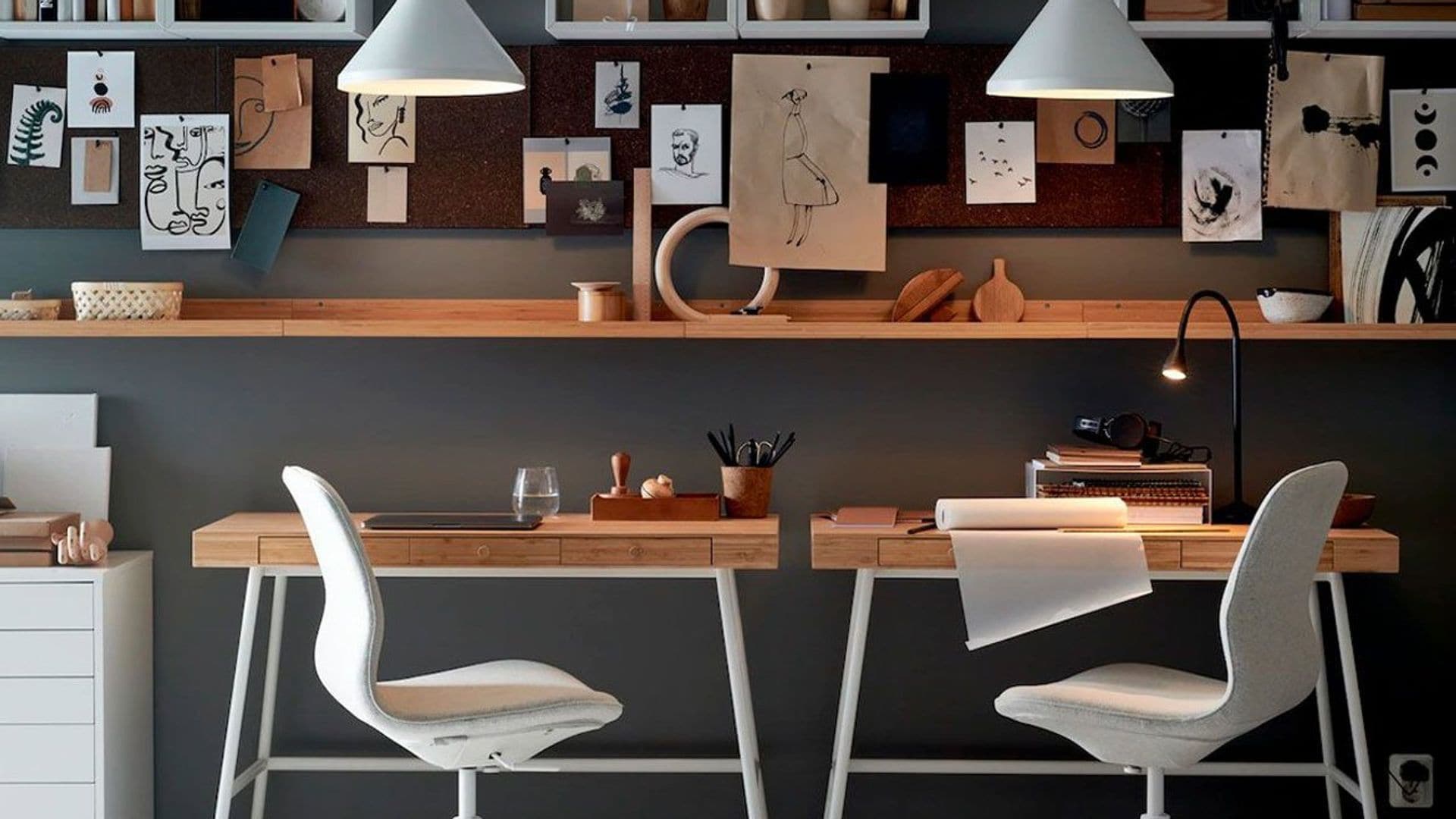 Despacho creado por IKEA, con dos escritorios, dos sillas y una pared repelta de inspiración, con una repisa de madera.