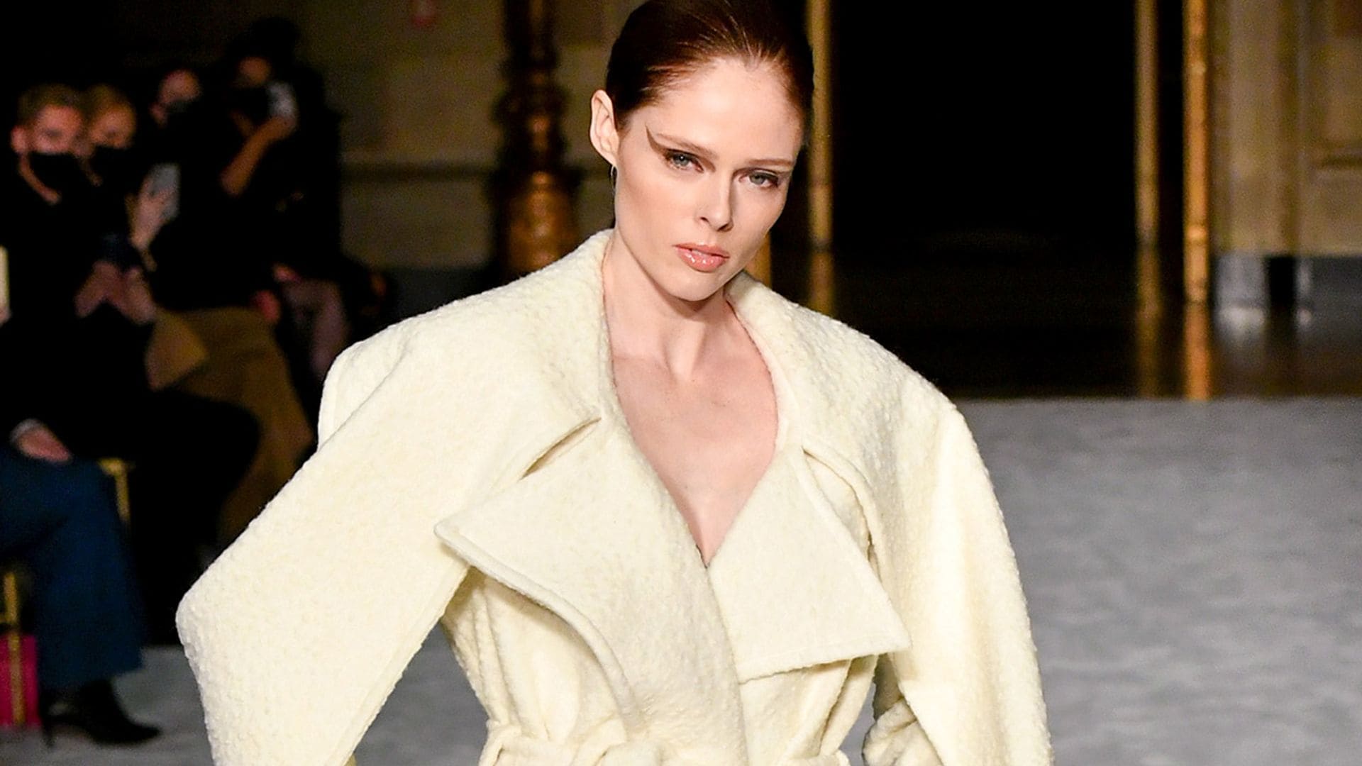 Coco Rocha ha vuelto a desfilar tras su tercer embarazo de esta divertida forma