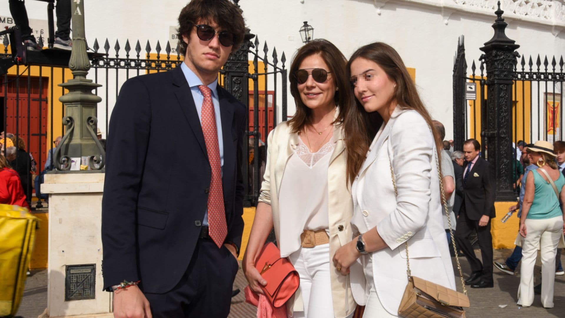 Nuria González presume de sus dos hijos, Iván y Alma Fernández-Tapias, en una tarde de toros