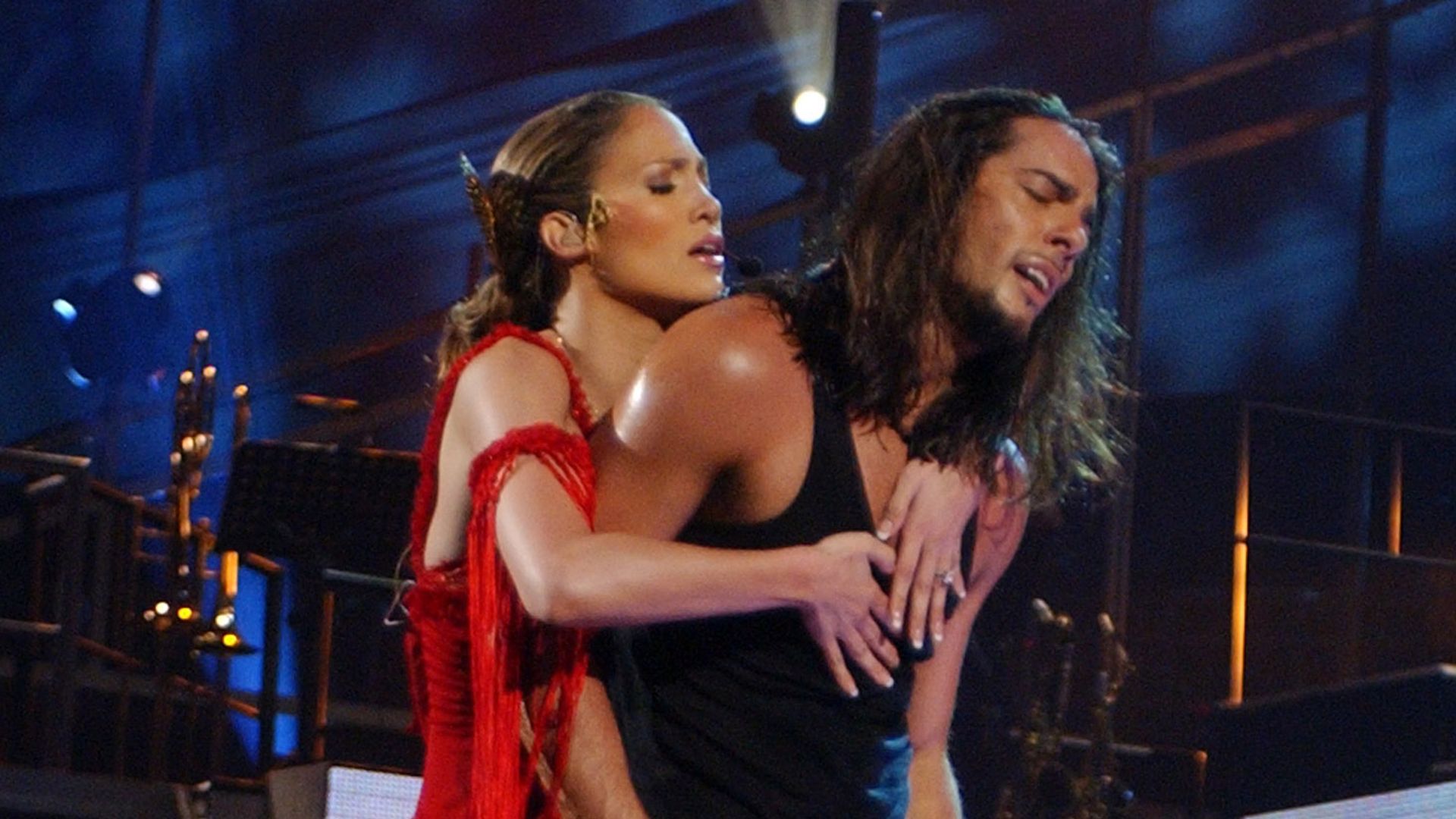 Joaquín Cortes y Jennifer López entregando en su baile en el concierto de Jennifer López