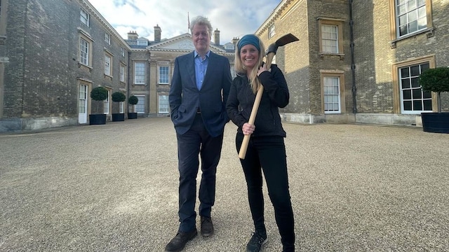 Charles Spencer y Cat Jarman en Althorp House