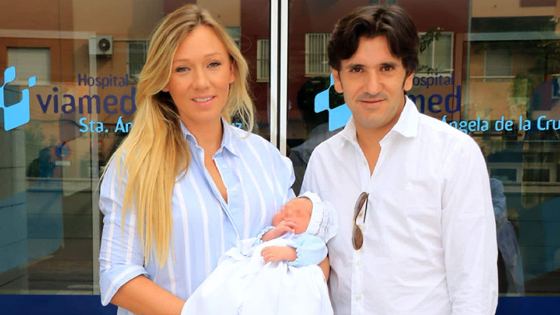 El rejoneador Diego Ventura y Rocío Pérez presentan a su hijo Jaime