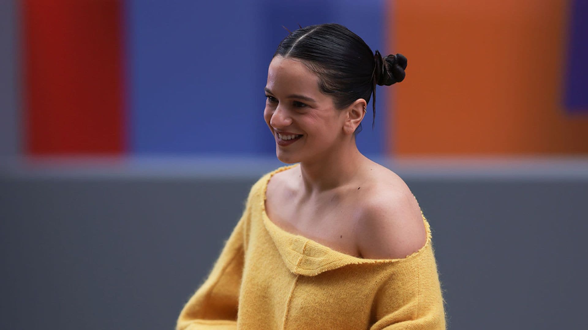 ¿Qué significa la camiseta viral con mensaje que Rosalía ha llevado en su último look?