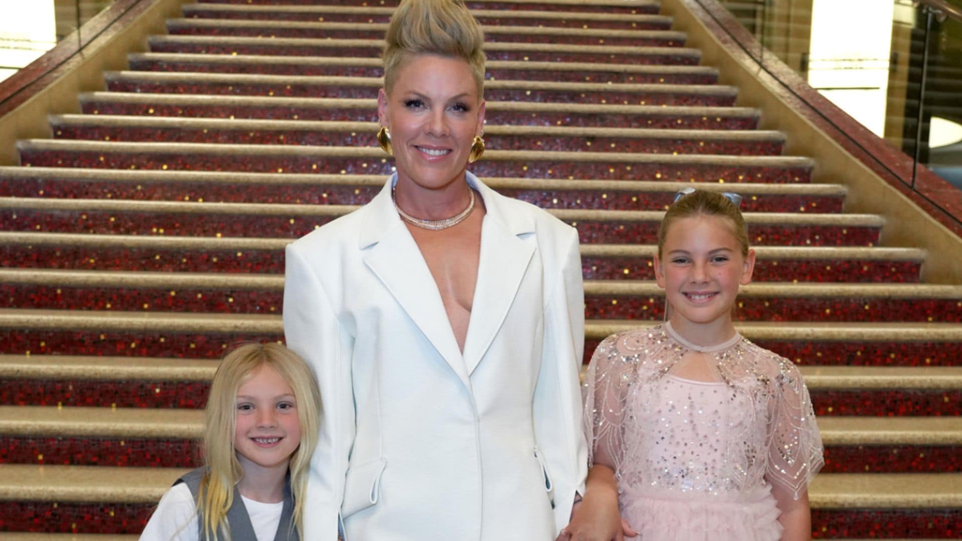 Pink comparte una fotografía de su hijo Jameson, de 6 años, en su último concierto y...¡son iguales!
