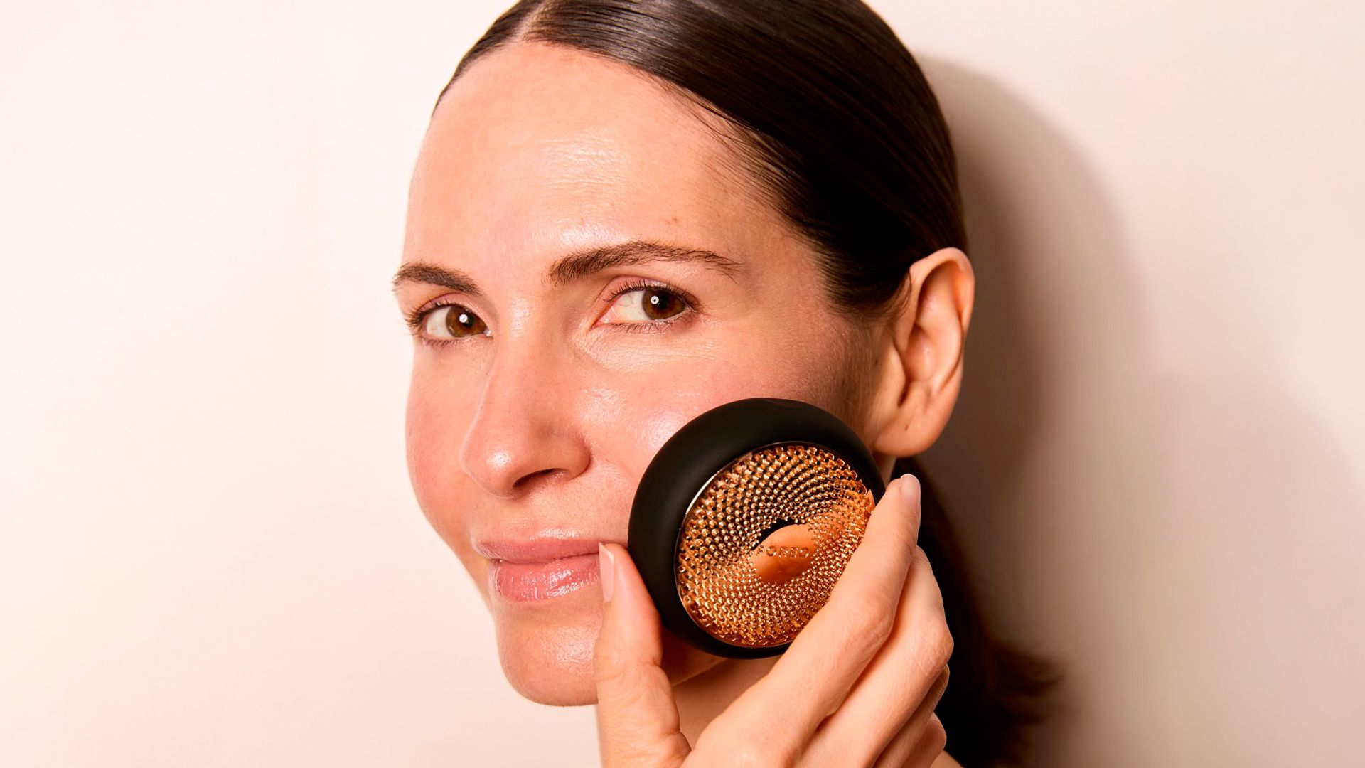 Rostro de mujer usando el dispositivo FOREO UFO