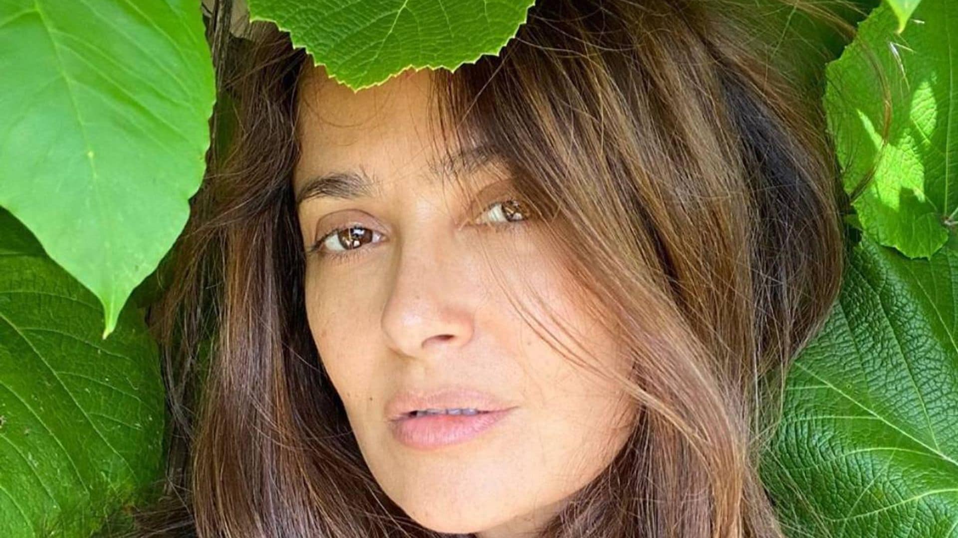 Salma Hayek muestra el llamativo 'antes y después' de teñirse las canas en cuarentena
