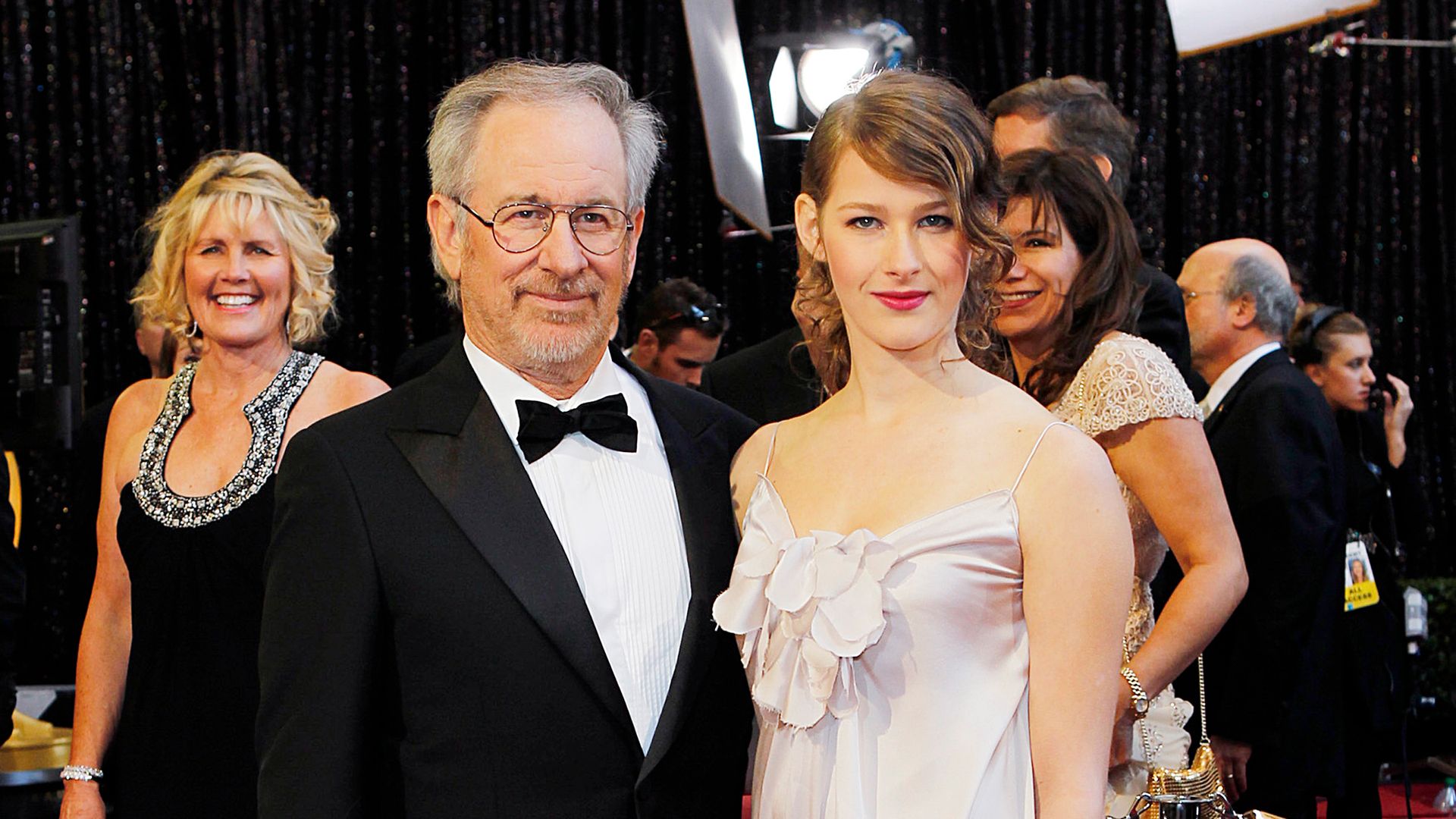 Destry Allyn Spielberg y su padre Steven Spielberg en los Oscar, 2011