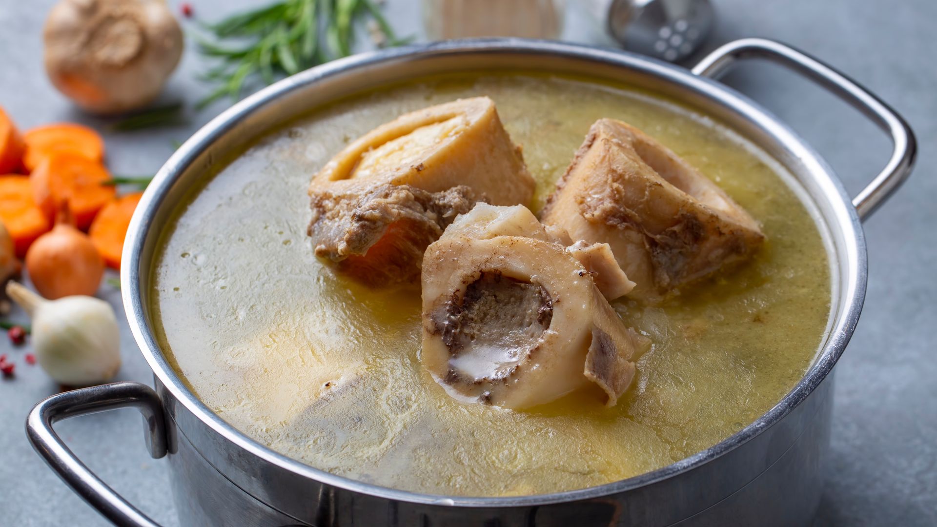 Cómo hacer en casa el caldo de huesos que se ha puesto de moda: una receta fácil y sabrosa