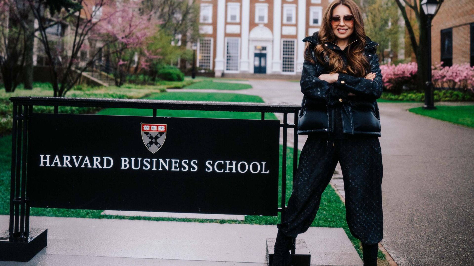 Thalía dio una conferencia en la Universidad de Harvard y se la dedicó a su fallecido padre