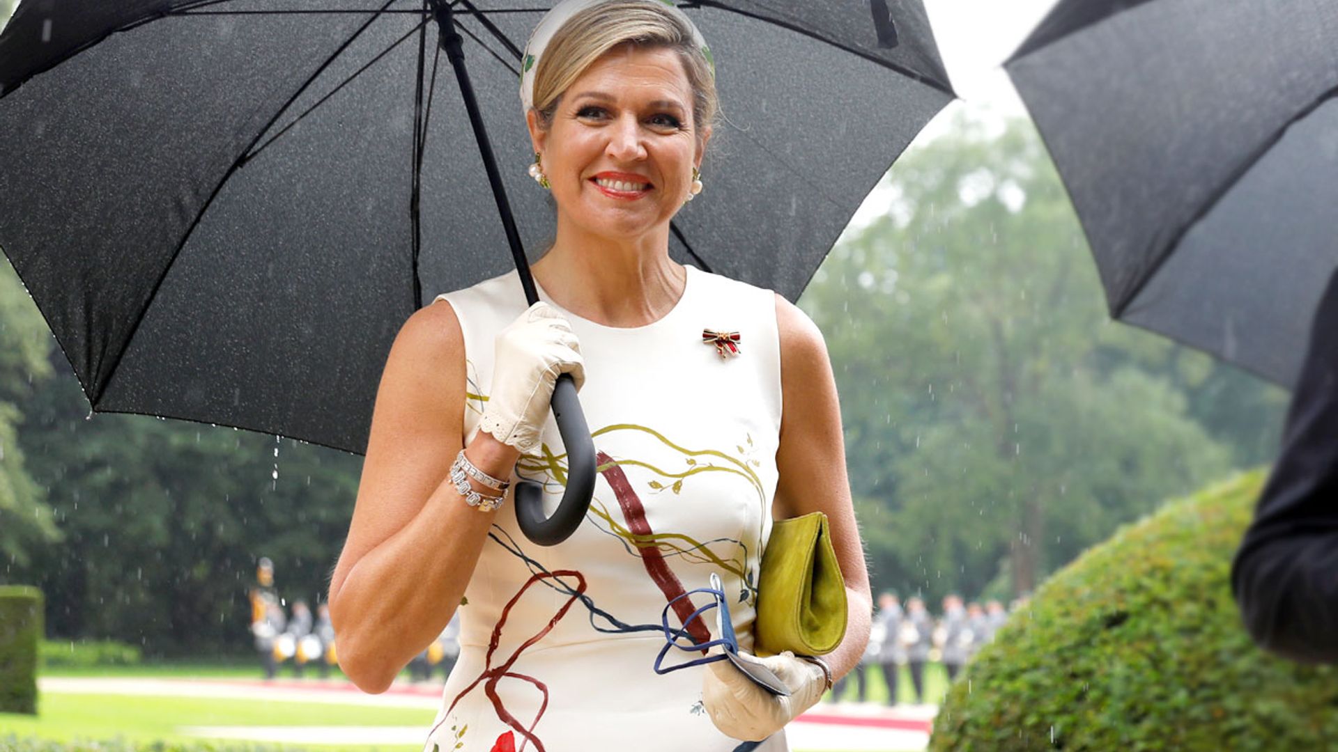 La última innovación de Máxima, el vestidazo pintado a mano con el que arriesga y gana