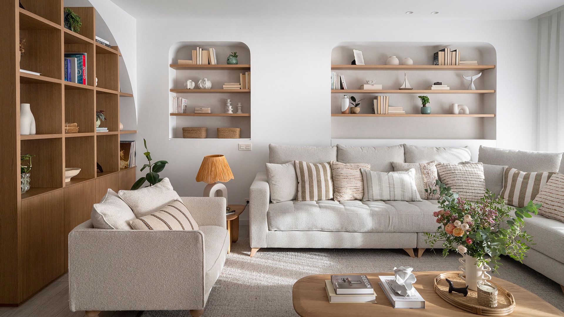 Salón grande diseño de Wood Estudio Interiorismo